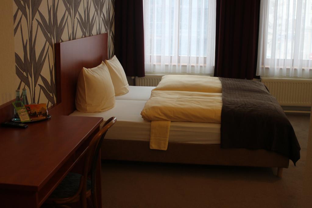 Hotel Schwarzer Adler Йевер Экстерьер фото