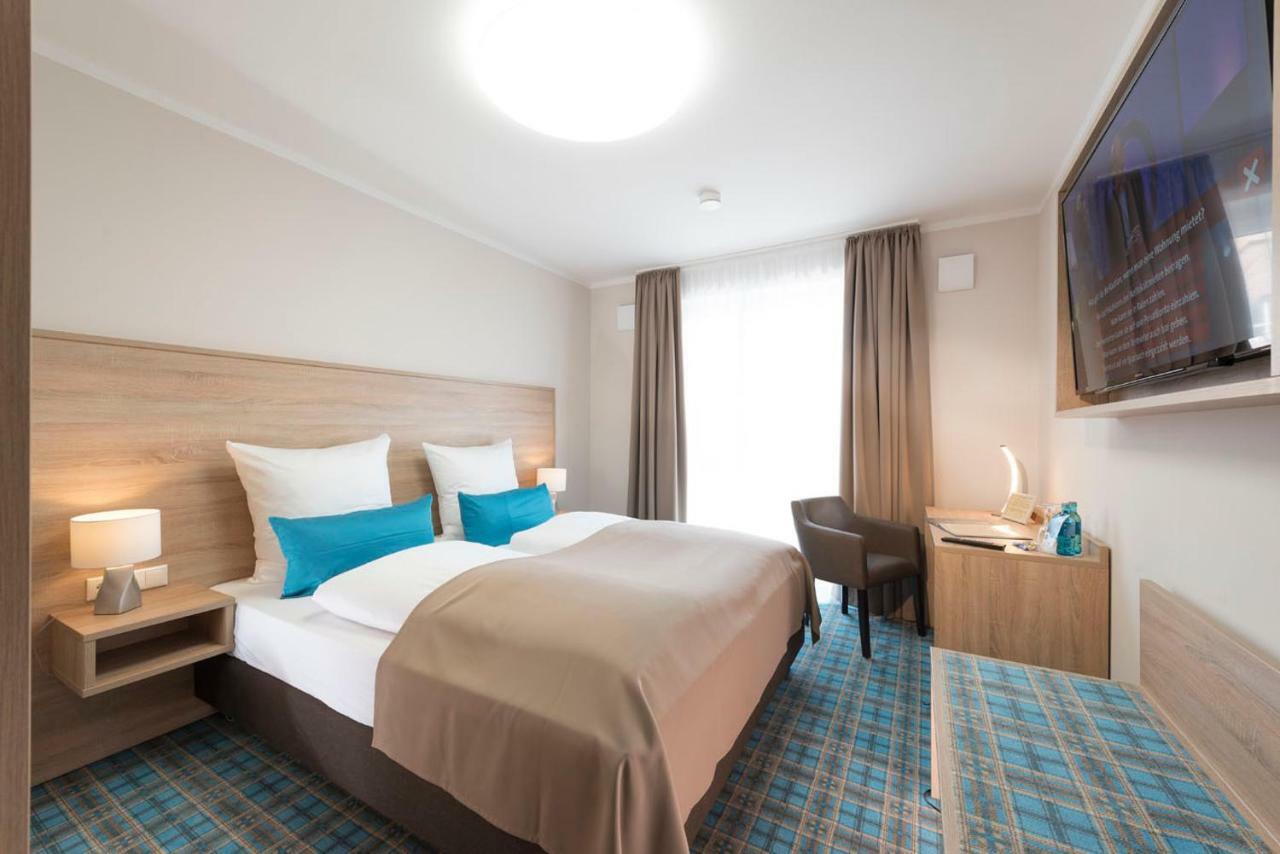 Hotel Schwarzer Adler Йевер Экстерьер фото